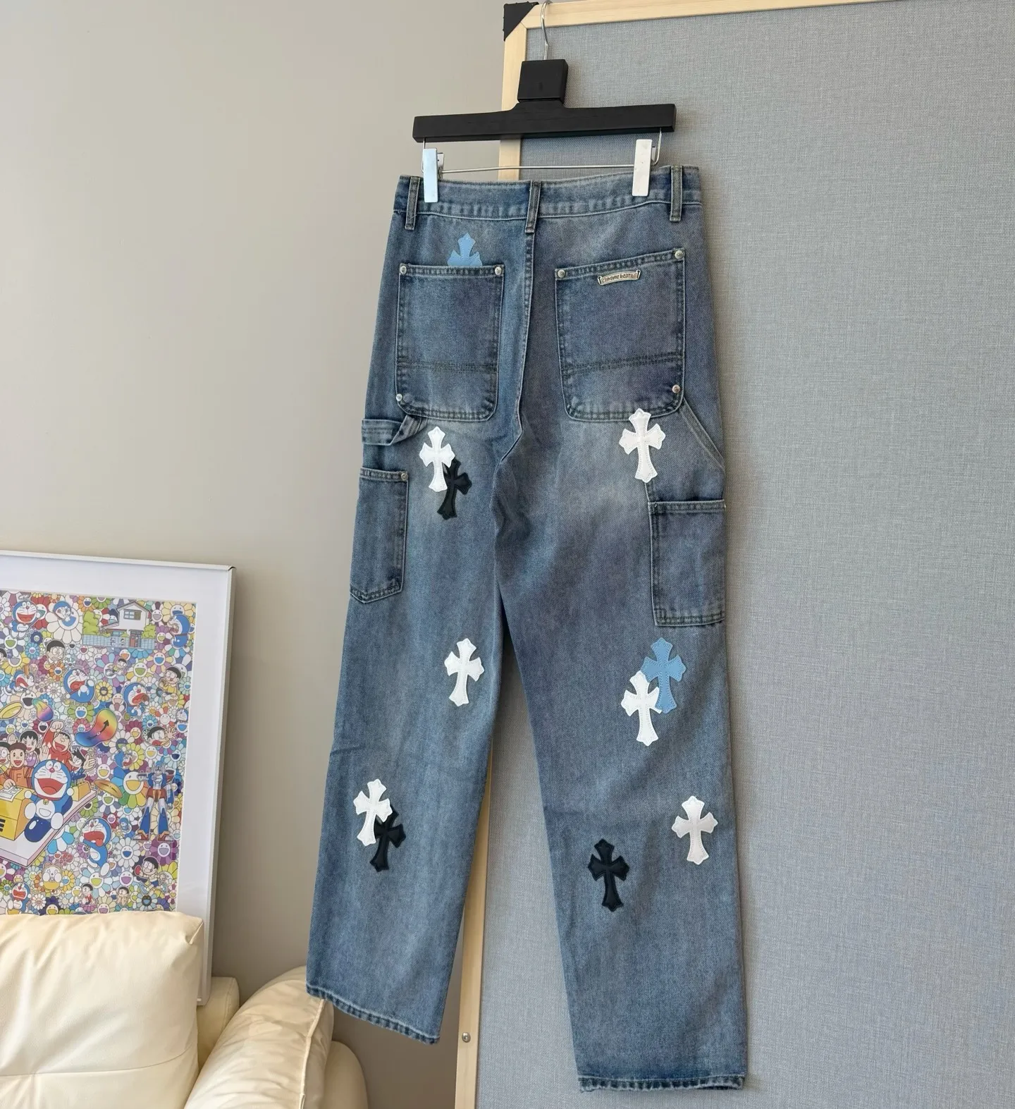 P280 model number: D328 Chrome Hearts Chrome Hearts Straight Lumberjack Overalls. Heavy canvas material, double-layer fabric on the knees, and multiple small pocket designs are the most recognizable features of the Lumberjack Pants. This trousers style was first created by Carhartt, and has been reinterpreted by many brands as the times evolve. These Crow Heart light blue logging overalls are based on the Carhartt pants with some improvements and added elements‼ ️Color #Washed Blue Size #28-36 (s m l Pants opening 22 XXL waist 94 hips 118 pants length 110 pants opening 23